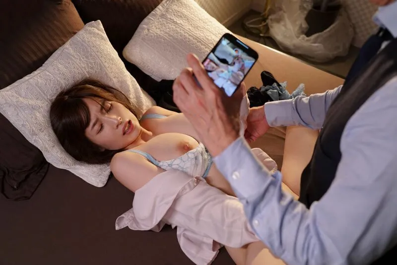 Cấp trên chuốc thuốc em thư ký bắt địt cả đêm khi đi công việc xa