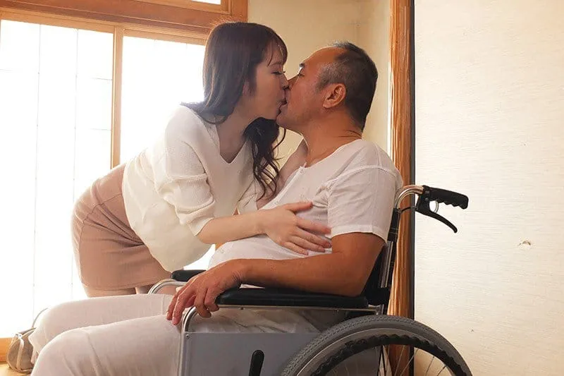 Người tình của con trai hiếu thảo chăm sóc bố Gã chồng tàn tật