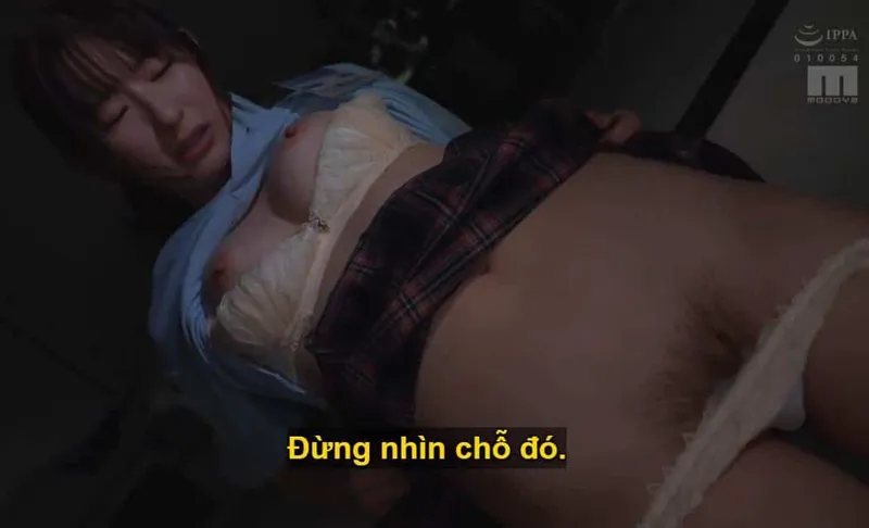 Sếp dự định trừng phạt cô nhân viên kiêu kỳ lười nhác, suốt ngày chỉ mải mê chat chit với người yêu.
